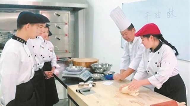 一款鲜辣鸡肉搭建的文化桥梁——粤菜师傅工程持续擦亮“食在广州”名片