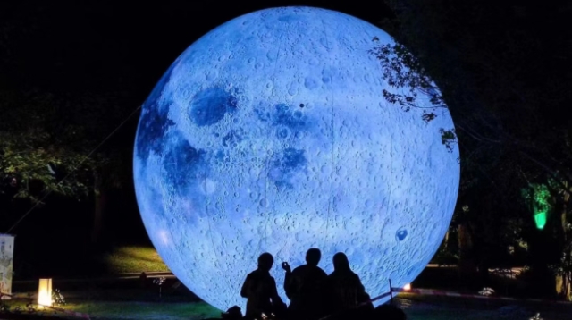 广州市内多个地方出现“巨型月亮”吸引市民打卡