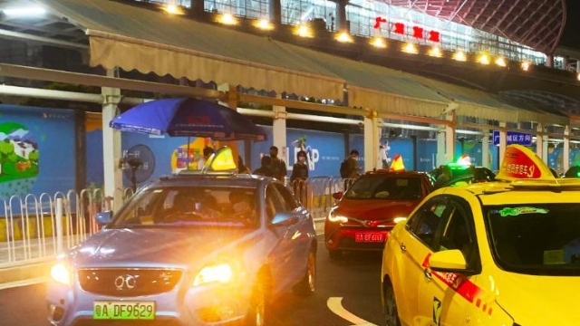 国庆黄金周期间，广州公交集团组织2300辆次出租车运力深夜兜底