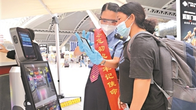 广州南站客运员做好旅客的“贴心人”
