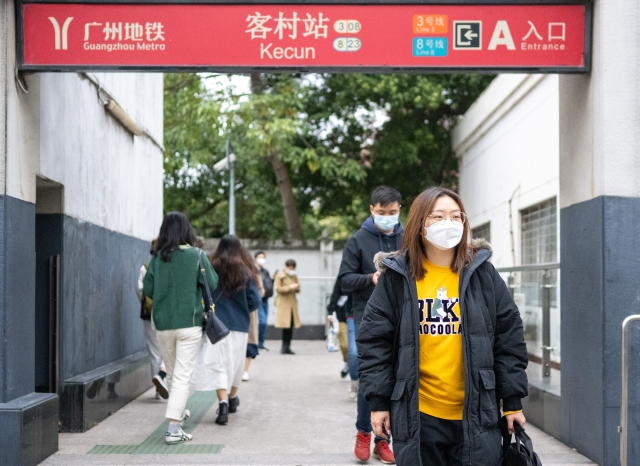 广州优化防控措施后首日：公共交通恢复，多场所恢复营业