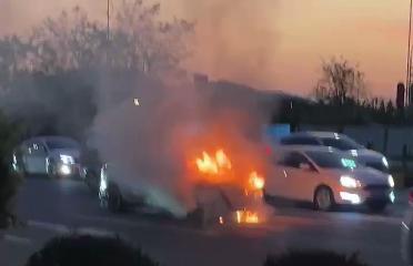 广州增城一小汽车突然自燃，关键时刻警民合力扑灭火势