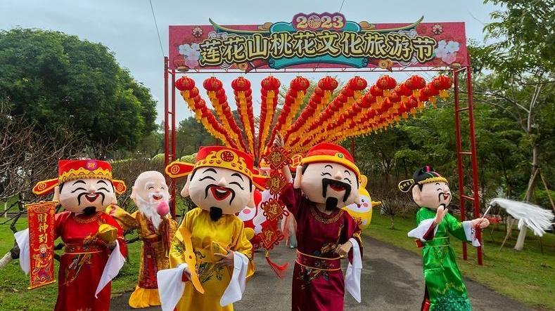 “采五福”巡游、登“爬金山” 莲花山广府年味浓