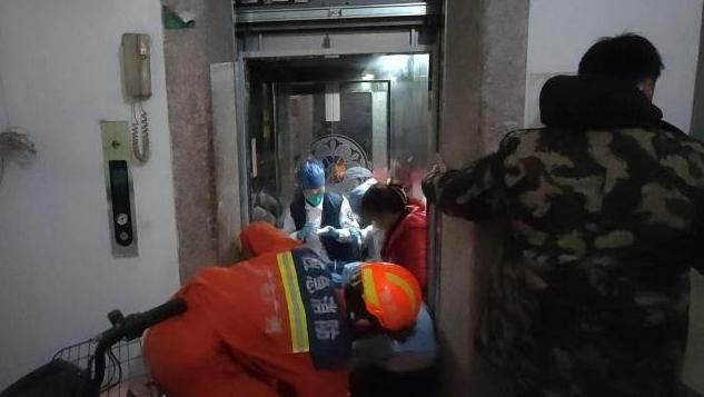 七旬老人送医途中被困电梯，消防到场快速救出7人