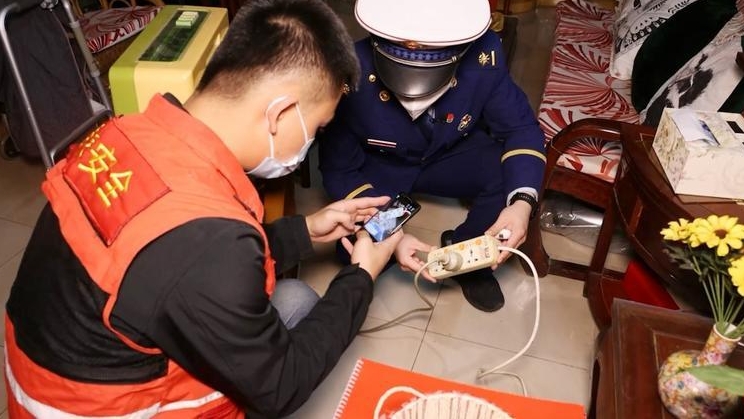 广州有群消防志愿者：“敲门入户”为居家安全“把脉问诊”