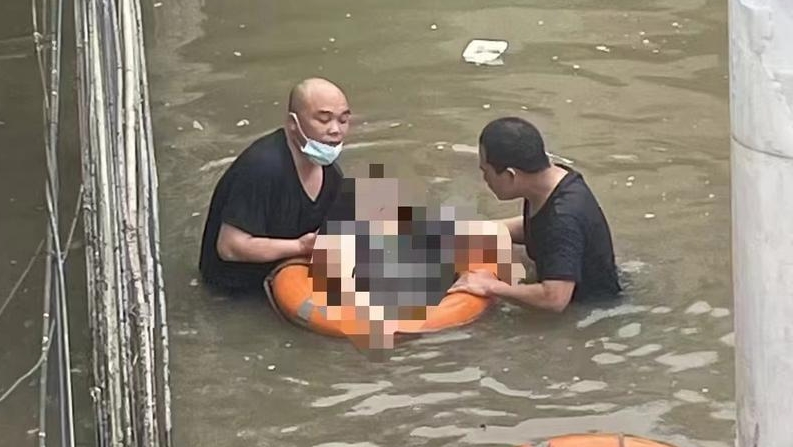 广州番禺两辅警“尾随”5公里，救下落水女子
