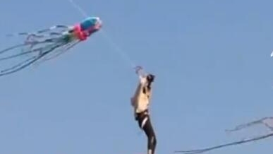 男子放巨型风筝反被带上天