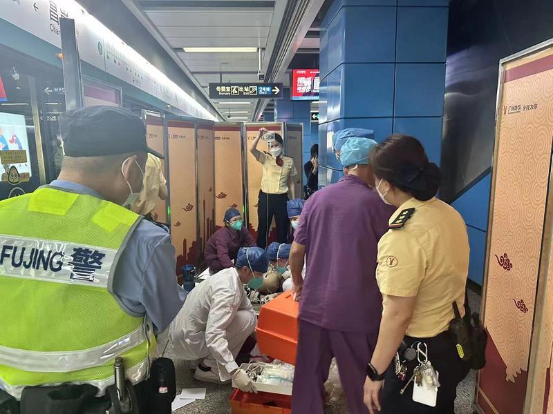 乘客突发急性心梗，地铁站变“抢救室”