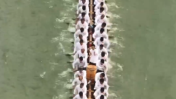 龙舟队划桨动作完美同频