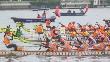 “飞人”鸣锣 “飞龙”竞渡