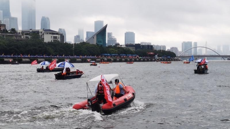 400多名水上环卫工人和176艘船只保障龙舟赛