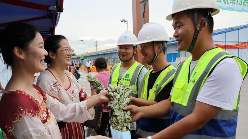 端午文创市集开进白云机场T3工地