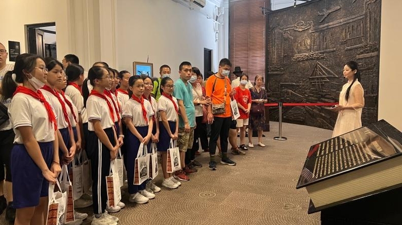 粤海关“大钟楼”里“手牵手·品端阳”