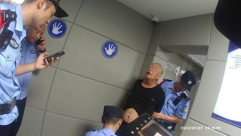广州铁路警方：男子醉酒后扰乱车厢秩序、袭警，刑拘！