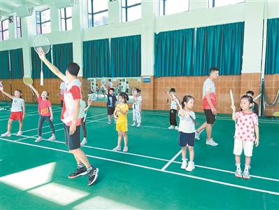 广州暑假校内托管服务本周开始 价格划算、保证课程质量是受欢迎主因