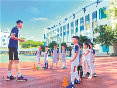 廣州暑假校內托管服務本周開始 價格劃算、保證課程質量是受歡迎主因