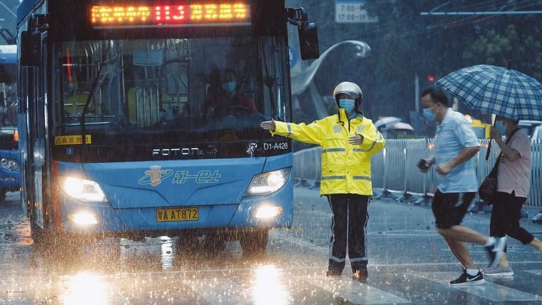 台风天气驾车出行，这些注意事项看过来→
