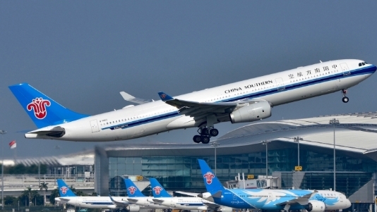 白云机场：台风天气出行，请广大旅客留意航班动态