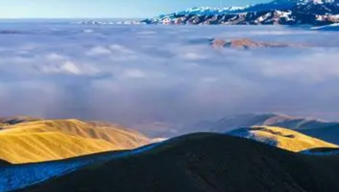 新疆天山出现云海自带仙气