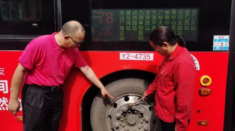 缘定十米车厢，这对“公交夫妻”携手相伴20余年保障乘客安全出行