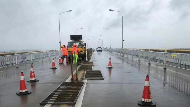 市道路养护中心清理倒伏护栏，开展巡查确保道路安全