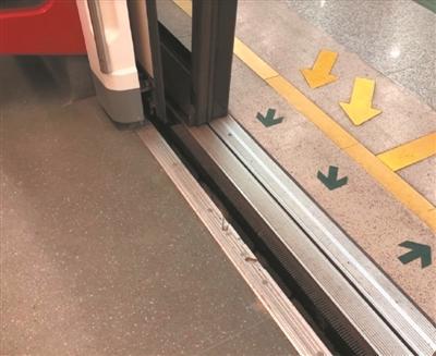 广州地铁提醒：跨步上下车 勿做“低头族”