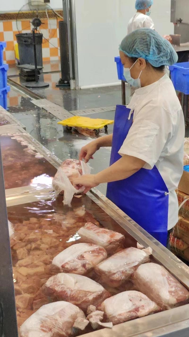 學校配餐公司用凍肉、調制肉引熱議，廣州市場監管和教育部門進場檢查