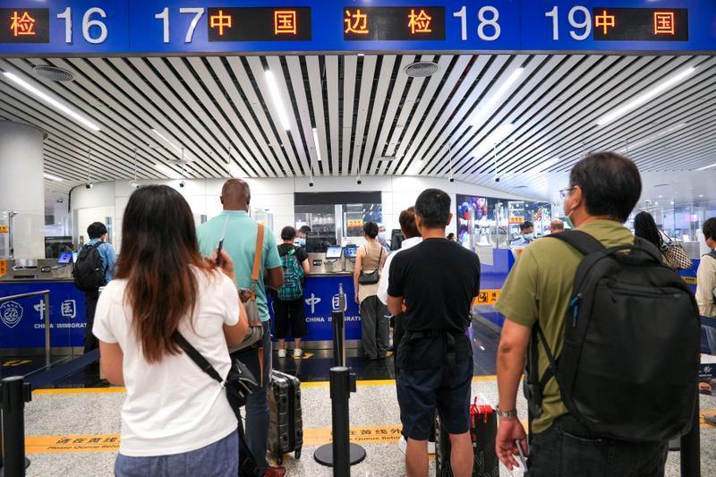 “雙節”假期將至，廣州白云機場口岸出入境客流或超30萬人次