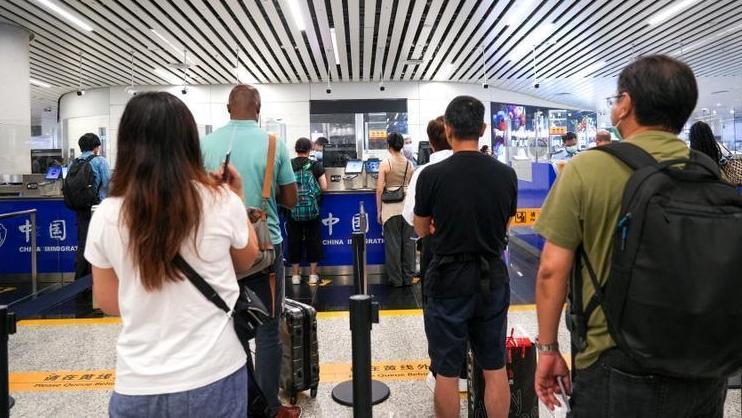 “双节”假期将至，广州白云机场口岸出入境客流或超30万人次