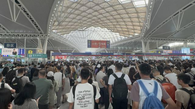直击广州南站现场：进站安检排长龙，需预留充足时间乘车