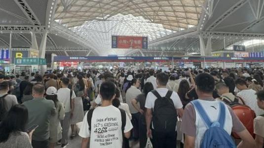 广州南站现场：进站安检排长龙 需预留充足时间乘车