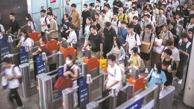 广州南站假期首日井然有序 预计到发旅客83万人次