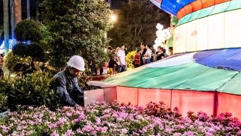 广州文化公园电工何伟杰：点亮市民游客“赏花灯享团圆”的美好时刻
