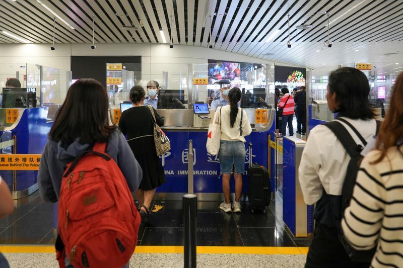 “双节”效应叠加，广州白云机场口岸客流超21万人次