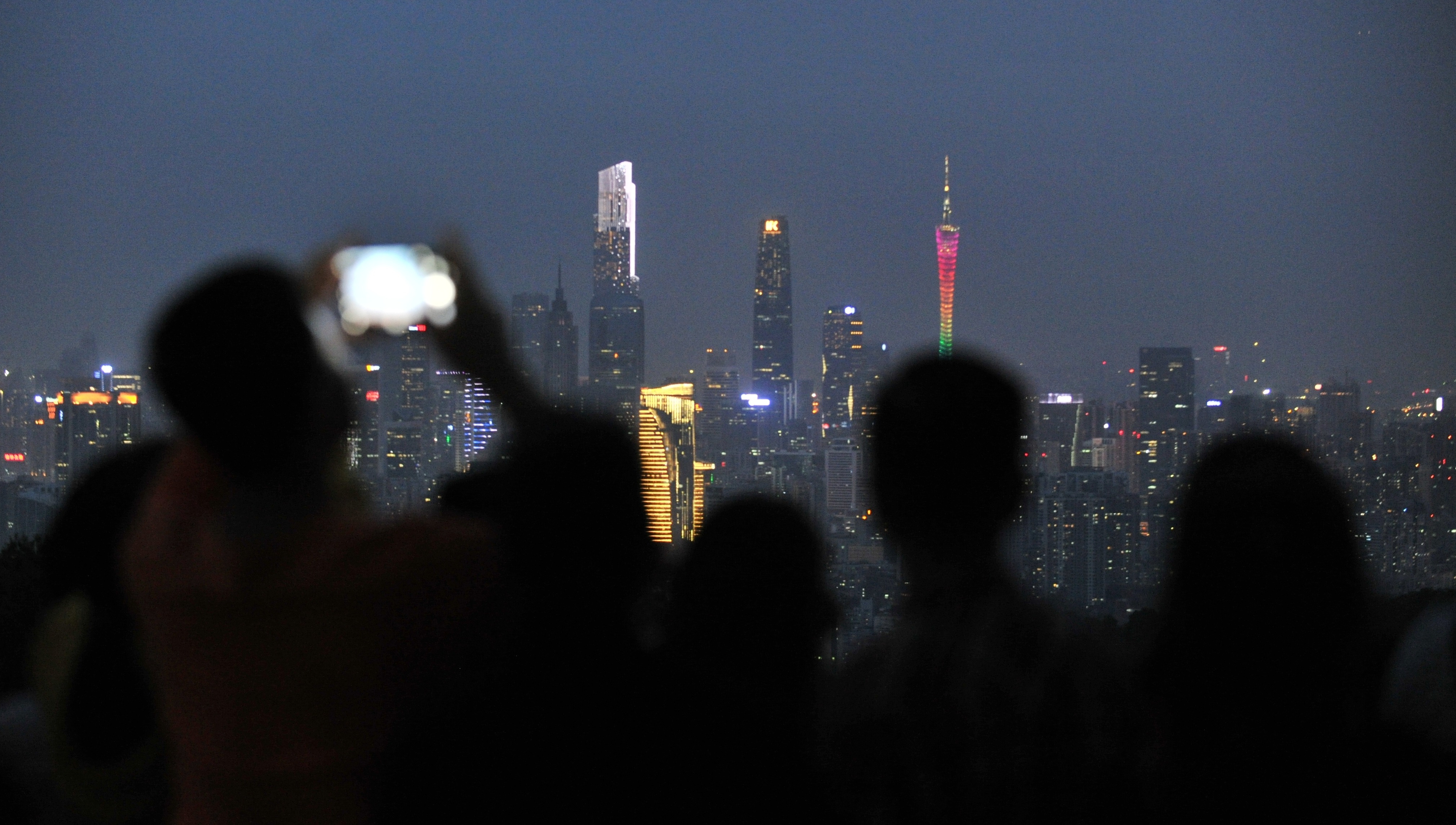 广州重阳登高平安有序，昨日全市约17.2万人登高