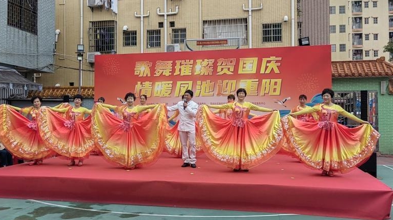 义剪、制香包、拍肖像照……情暖凤池迎重阳