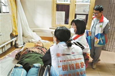广州一些社区探索“化零为整”照护模式 跨专业团队为上百位失能老人提供社会支持
