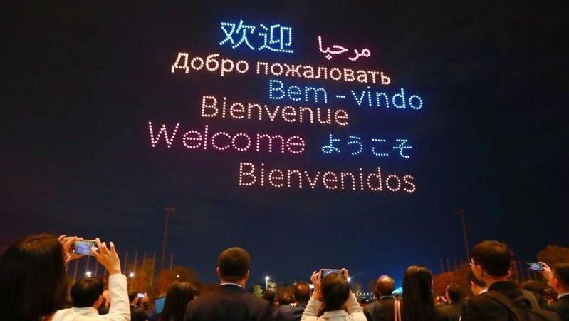 “海上生明月，天涯共此时”，无人机表演助兴第五届世界媒体峰会