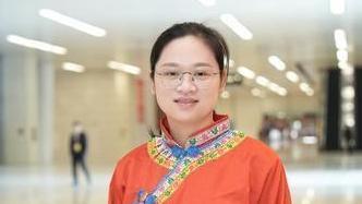 代表报到丨人大代表雷映霞：穿上民族服饰来报到