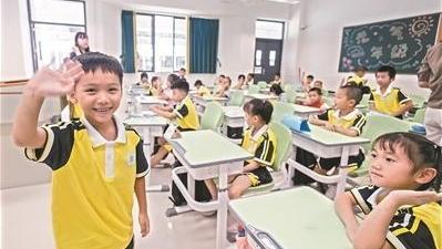 小书包牵动大众心 代表委员献策共解书包减重难题