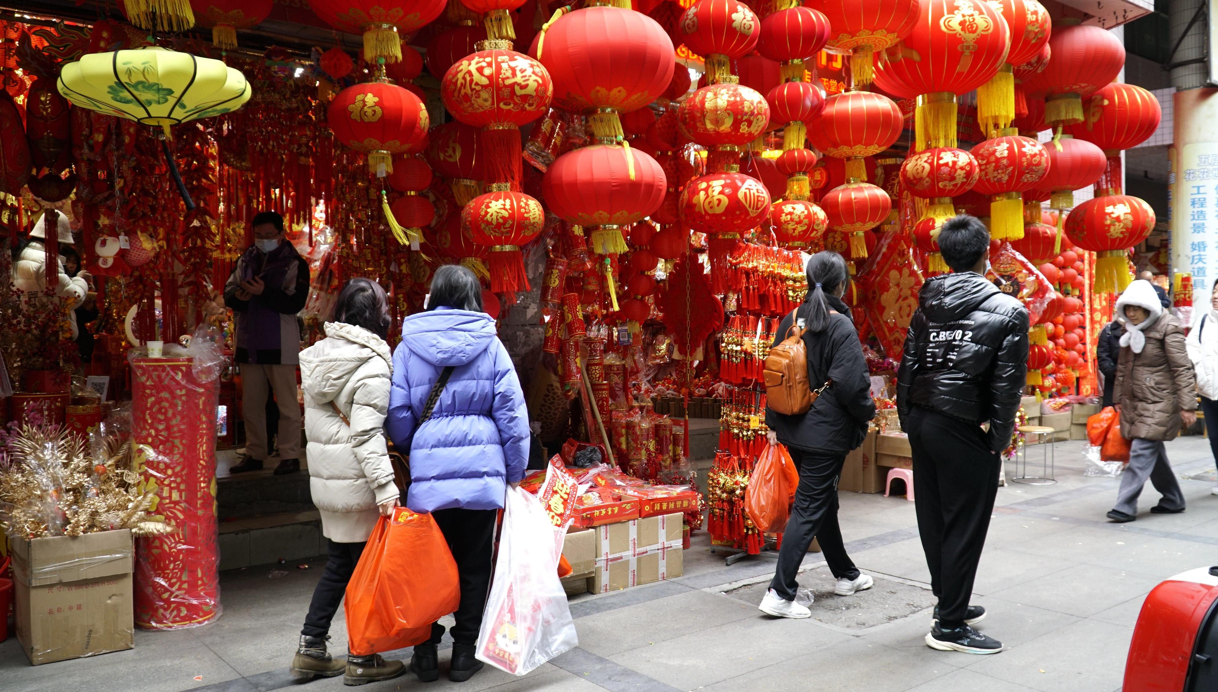 新春走基层丨年货市场人气旺 烟火气里迎龙年