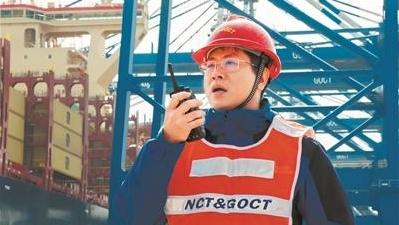 新春走基层丨林耀荣：坚守码头14年 在珠江口迎接巨轮入港