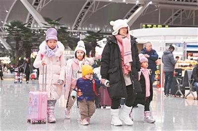 春运首日南站客流增三成 广州各大车站春运服务再升级