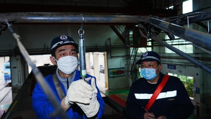 新春走基层丨机车大夫“手”护平安旅途