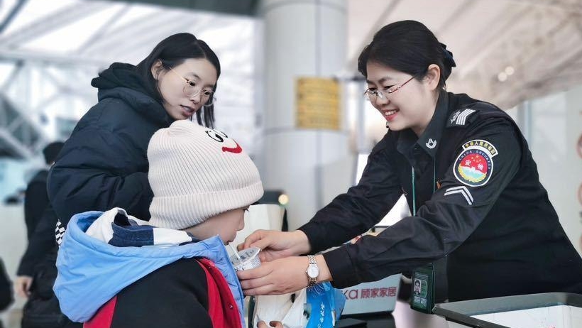 新春走基层：她护航春运回家路22载，今年带领团队在白云机场试点推行“优先安检卡”