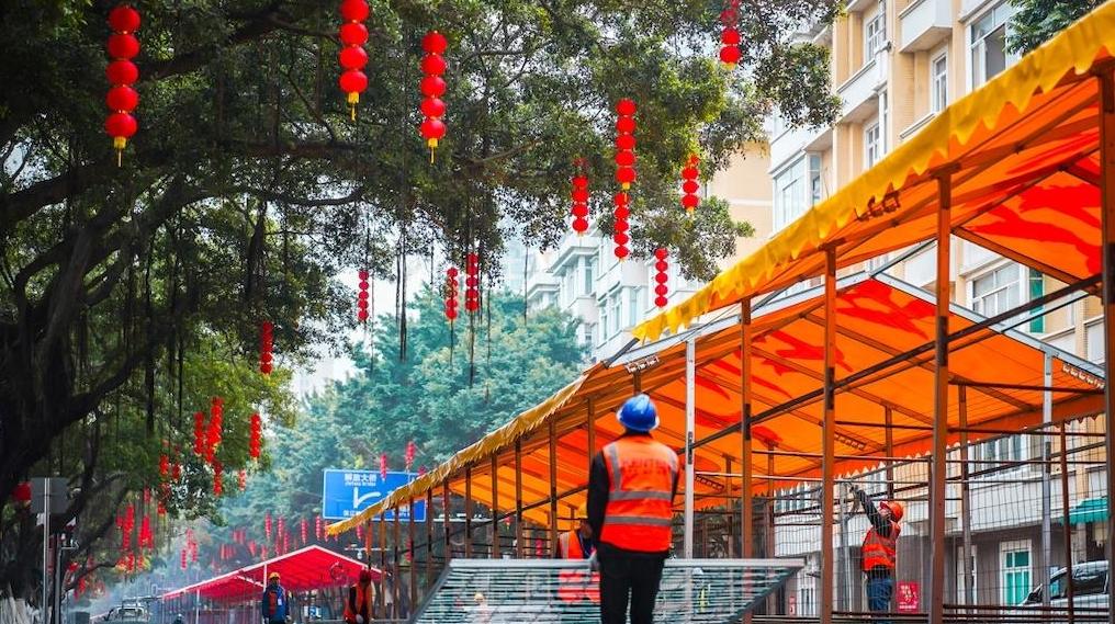 挂红灯笼、搭棚架……海珠花市正在紧锣密鼓筹备中