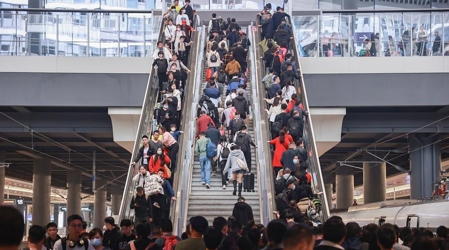 新春走基层丨寒夜里的暖心守护——广州南站38趟晚点列车顺利接入的背后