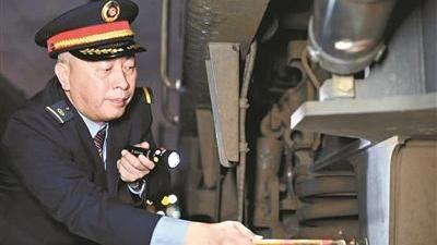 广铁集团广州机务段京广客二车队火车司机梁学东：用安全守护家家团圆