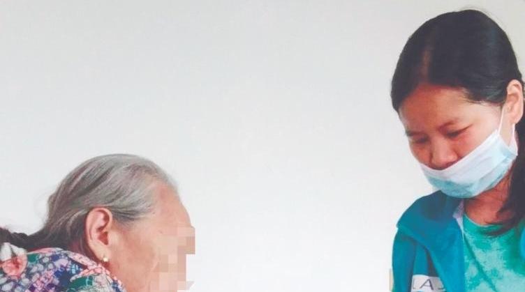 新春走基层 | 养老护理员小潘：“每次能帮到老人，我就特别开心”