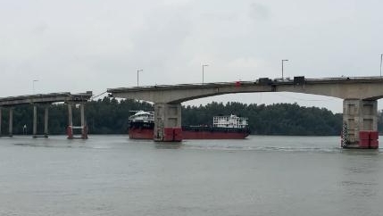 广州南沙沥心沙大桥被撞断：一辆公交落水 司机失联